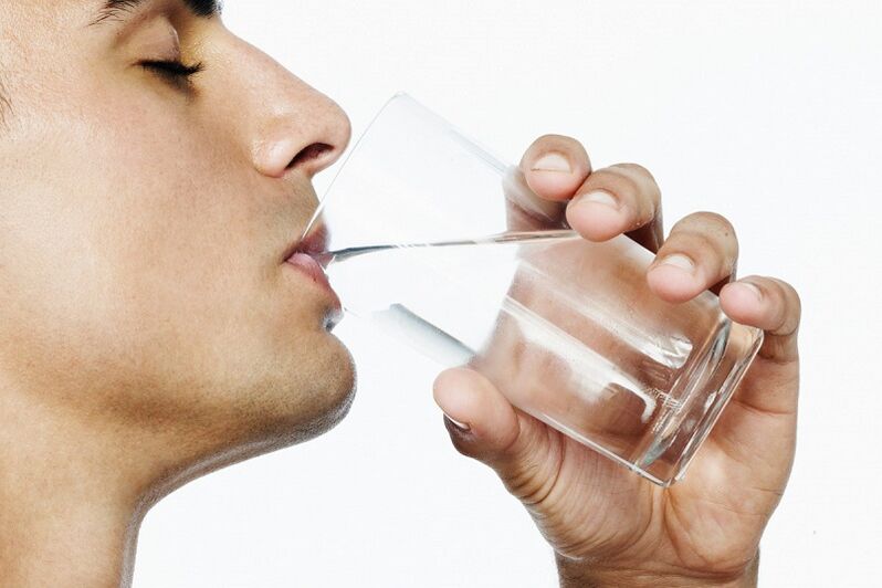 ایک شخص وزن میں کمی کے لیے 7 کلو پانی ہر ہفتے پیتا ہے۔